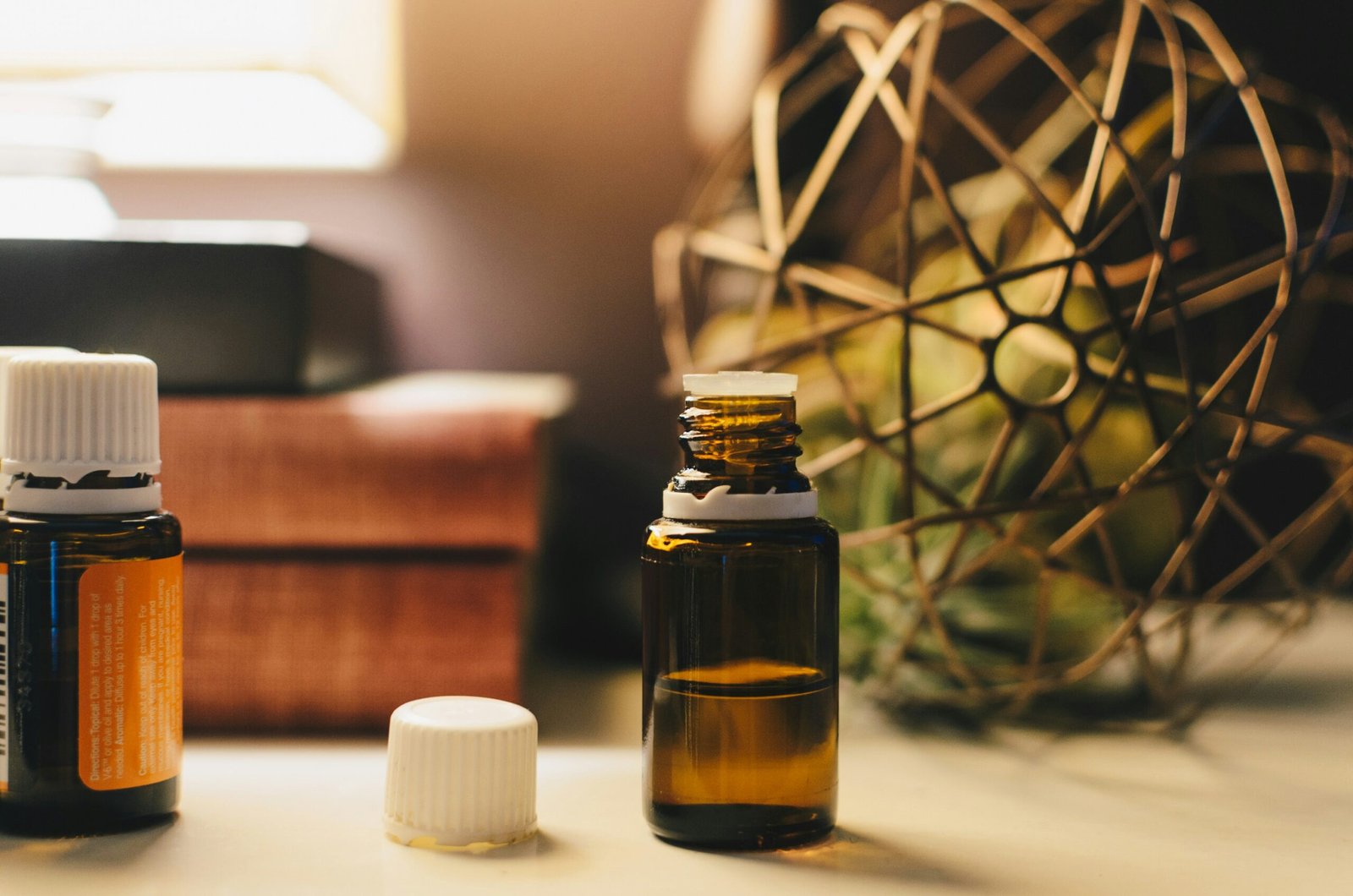 botellas de vidrio café pequeñas con aceites esenciales